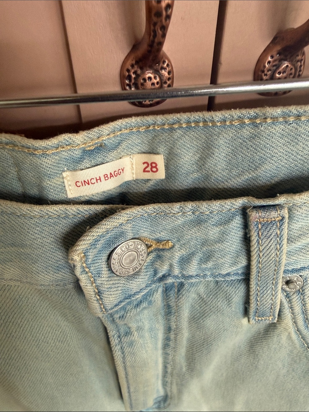 Levi’s Light Wash Wide-Leg Women’s Jeans - Cinch Baggy (28) - Picture 2 of 6